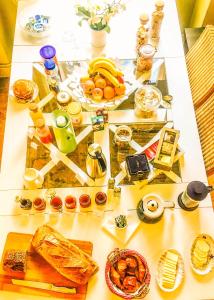 una mesa con comida y bebidas. en Domaine de Rochebelle, en La Cadière