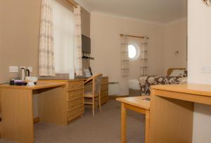 sala de estar con escritorio y sofá en The Little Haven Hotel, en South Shields