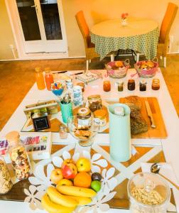 una mesa con frutas y otros alimentos. en Domaine de Rochebelle, en La Cadière