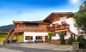 ein Haus in den Bergen mit Balkon in der Unterkunft Pension Patricia in Kaprun