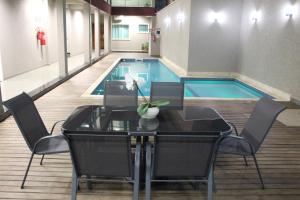 Bazén v ubytování Serrano Hotel nebo v jeho okolí