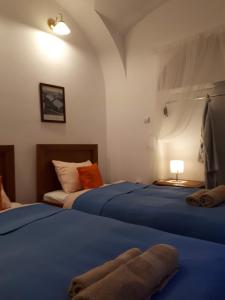 1 dormitorio con 2 camas y lámpara en Centar-August Senoa, en Zagreb