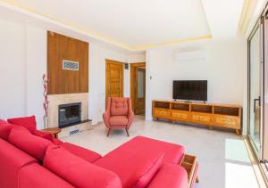 TV a/nebo společenská místnost v ubytování Villa 4 Sleeps 2 Isolated Honeymoon-Villa Lale