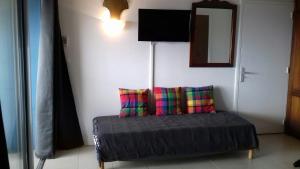 Letto o letti in una camera di BO SOLEY, studio vue mer Les Hauts de Caritan