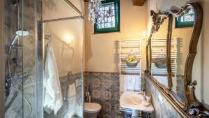 Koupelna v ubytování Romantic house on Montecatini T hills + 17 fotografií