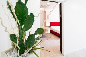 a living room with a large plant in a vase at Residence Lenno in Lenno