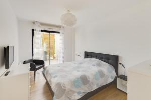 une chambre avec un lit, un bureau et une télévision dans l'établissement L'Ebene, à Coti-Chiavari