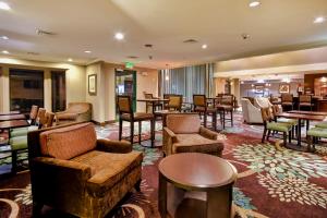 The lounge or bar area at Staybridge Suites Middleton/Madison-West, an IHG Hotel