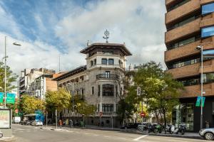 an old building on the corner of a city street at BNBHolder Relax CHAMBERÍ in Madrid