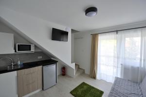 eine kleine Küche mit einem Waschbecken und einem Fenster in der Unterkunft Villa Oliver 1 Siófok in Siófok