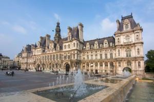 un grand bâtiment avec une fontaine devant lui dans l'établissement PARIS RIVOLI NOTRE DAME Chambre d'Hôtes Studio Private, à Paris