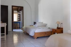 een slaapkamer met 2 bedden en een tafel bij Korfiati Apartments in Laganas