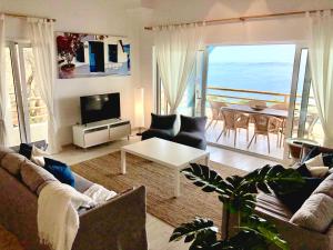 sala de estar con vistas al océano en House Tanna of Villa Intaba Spectacular Sea Views Corfiot Riviera Spartilas Corfu Island Greece close to Ipsos Beach, en Corfú
