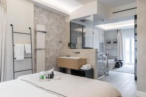 ニースにあるLe Dortoir Boutique Suitesのバスルーム(ベッド1台、シンク、鏡付) +37枚の写真