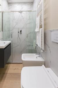 W łazience znajduje się prysznic, toaleta i umywalka. w obiekcie Apartment Paruta 76 w Mediolanie
