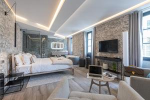 ニースにあるLe Dortoir Boutique Suitesのベッドルーム1室(ベッド1台付)、リビングルームが備わります。