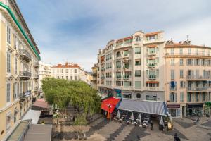 ニースにあるLe Dortoir Boutique Suitesの建物のある街並み