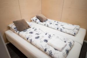 2 Betten in einem Zimmer mit Handtüchern darauf in der Unterkunft Welcome Holiday Home in Eyvindarhólar