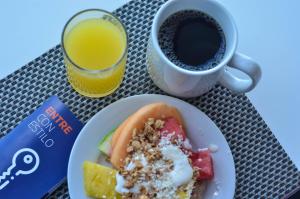 un plato de desayuno y una taza de café en Holiday Inn Express Managua by IHG, en Managua