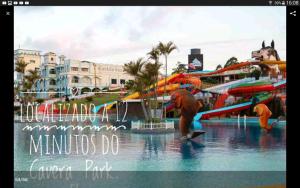 een foto van een waterpark met een waterglijbaan bij Loft conceito aberto - 4 pessoas in Araranguá