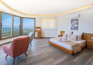 Postel nebo postele na pokoji v ubytování Villa 5 Sleeps 6 Isolated Pool See and Montain View-Villa Kartal Yuvası + 33 fotografií