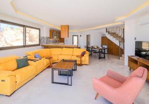 Posezení v ubytování Villa 5 Sleeps 6 Isolated Pool See and Montain View-Villa Kartal Yuvası