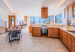 Kuchyň nebo kuchyňský kout v ubytování Villa 5 Sleeps 6 Isolated Pool See and Montain View-Villa Kartal Yuvası