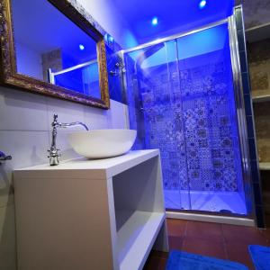 ein Bad mit einem Waschbecken und einer Dusche in der Unterkunft room n.22 suite & apartment in Taranto