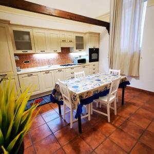 eine Küche mit einem Tisch und Stühlen im Zimmer in der Unterkunft room n.22 suite & apartment in Taranto