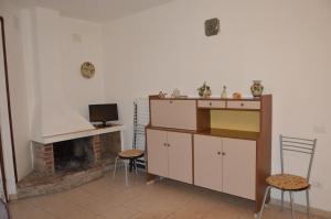 sala de estar con escritorio y chimenea en Casa Grazia a soli 100m dal mare Marina di Castagneto, en Marina di Castagneto Carducci