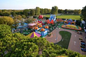 una vista aerea di un parco giochi in un parco divertimenti di Adria Holiday presso Centro Vacanze Pra' delle Torri a Caorle