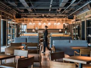 水月周庄铂尔曼酒店餐厅或其他用餐的地方
