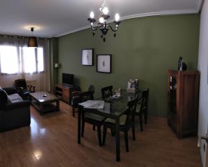 サラマンカにあるApartamento Barqueros, 2のリビングルーム(テーブル、椅子、ソファ付)