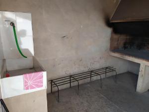 - une chambre sale avec un lit et une cuisinière dans l'établissement Camping Casa Fausto Cerca de Dinopolis, à Formiche Alto