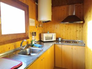 
A kitchen or kitchenette at Camping Casa Fausto Cerca de Dinopolis
