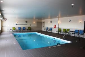 Holiday Inn Express Yorkton East, an IHG Hotel 내부 또는 인근 수영장