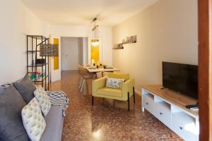 Televízia a/alebo spoločenská miestnosť v ubytovaní FLORIT FLATS - Apartment Torres de Quart I