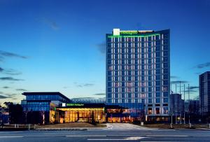 un edificio alto con muchas ventanas en Holiday Inn Wuxi Taihu New City by IHG, en Wuxi