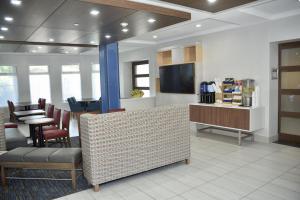eine Lobby mit einem Wartebereich mit Stühlen und einem TV in der Unterkunft Holiday Inn Express Windsor Sonoma Wine Country, an IHG Hotel in Windsor