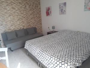 ロス・クリスティアーノスにあるEdificio Gavotaのベッドルーム(ベッド1台、ソファ付)