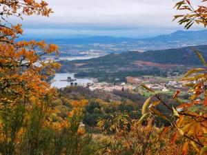 - une vue sur une rivière et une ville depuis une colline dans l'établissement Casa do Castelo, à Sernancelhe