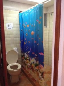 Un baño de Safari Inn