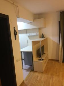 a small room with a desk and a tv at Chic MiniSuite Mirage Sinaia in Sinaia