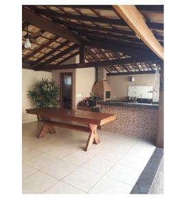 a wooden bench sitting in the middle of a kitchen at Casa Temporada Patricia Lima in Capitólio