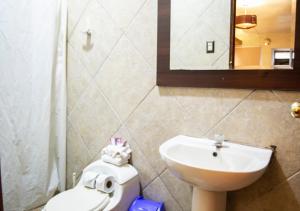 Bilik mandi di Hotel Royal Qosqo