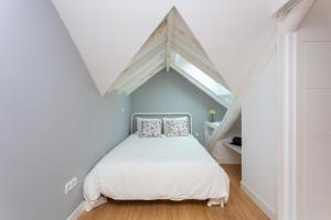 a bedroom with a bed in a attic at Precioso dúplex en la Puerta del Sol. in Madrid