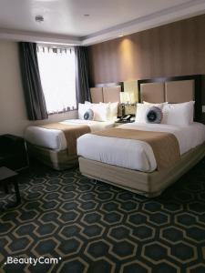Кровать или кровати в номере Madison LES Hotel