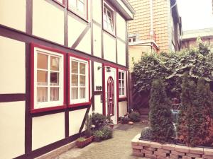 ein Gebäude mit roten und weißen Fenstern und einem Innenhof in der Unterkunft Altstadt-Ferienwohnungen Wolfenbüttel in Wolfenbüttel