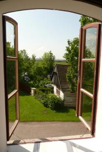 una ventana abierta con vistas a una casa en Statek Chmelovice en Chmelovice