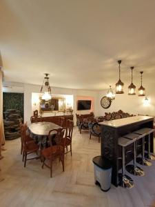 een woonkamer met een tafel en een eetkamer bij el piso perfecto in Puerto de Sagunto
